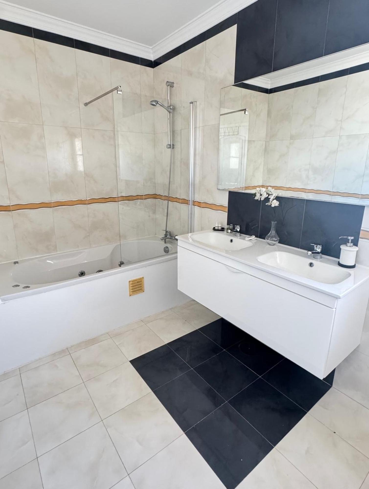 Villa Bonita Guesthouse Albufeira Old Town Luaran gambar